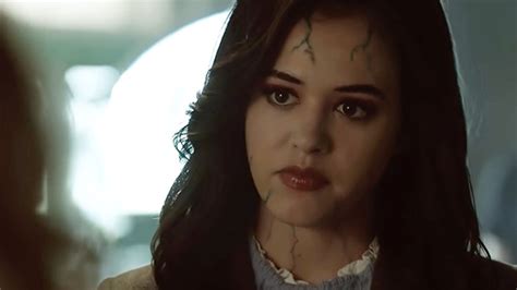 Legacies Fans Beg For Lesbian Romance Between Hope And Josie After ‘so