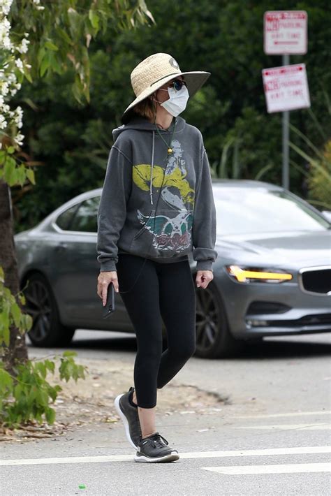 Lisa Rinna Is Fully Covered Up On Her Morning Walk In La 02 Gotceleb