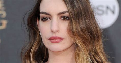 Anne Hathaway Is Back To Her Natural Brunette Roots
