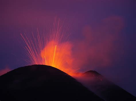 A volcano on the italian island of stromboli has killed at least one tourist, after two particularly powerful explosions. Bildergalerie Ätna: strombolianische Eruptionen ...