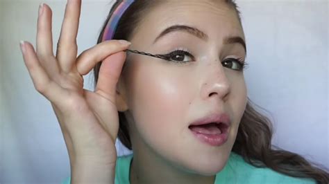 How To Use A Bobby Pin To Simply Apply Eyeliner