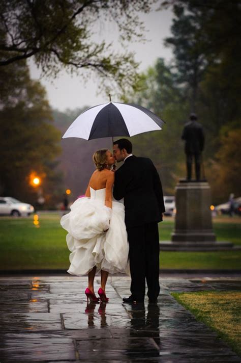 22 Of The Best Rainy Day Wedding Photos Weddingsonline Rain Wedding