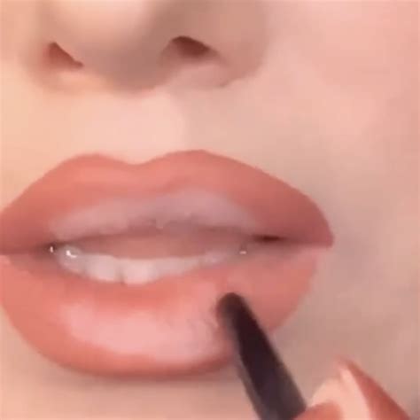 How To Fake Fuller Lips Makeup Artist Tips For Plump Lips Beautycrew