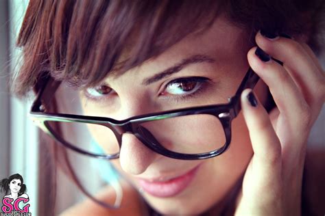 デスクトップ壁紙 面 黒 ポートレート 眼鏡を持った女性 ポルノスター ビューアを見て ペイントされた釘 青 ヘア 口 鼻 自殺少女 感情 肌 頭 色