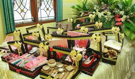 Dalam semua agama, pernikahan adalah salah satu wujud niat beribadah kepada tuhan yang maha esa. Seserahan bawaan pengantin Adat Jawa