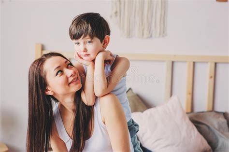 Abrazos Cariñosos Felices De La Madre Con El Hijo Del Niño Por La