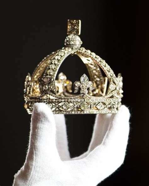 Queens Jewels Go On Show For Her Diamond Jubilee Mirror Online