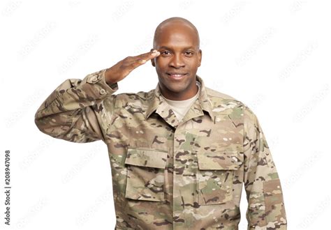 Smiling African American Soldier Renders A Salute In Uniform Stock Foto