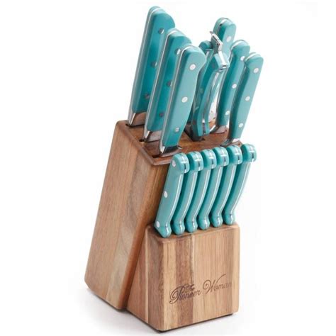 The pioneer woman 20pc cutlery set includes a 8″ chef knife with sheath, 5″ santoku knife with sheath, 8″ bread knife with sheath, 6″ nakiri with sheath, 5″ utility with sheath, 3.5″ paring with sheath, 5″ tomato knife with sheath, kitchen shears, wood cutting board, and 3 nylon cutting boards. 10 Pioneer Woman Knife Sets (Winners!) | Cowboy rustic ...