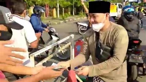 Heboh Youtuber Ustaz Ujang Bustomi Bagikan Uang Di Jalanan Kota Cirebon