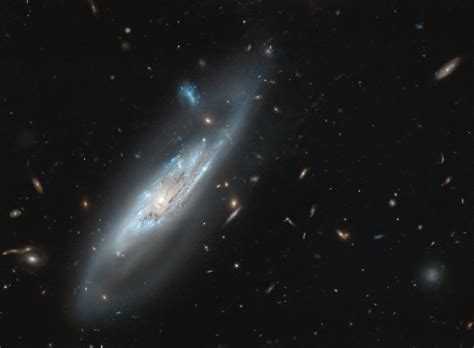 Se encuentra a 65 millones de años luz de la tierra. 8 Gorgeous Galaxies Shot This Summer By The Hubble Space ...