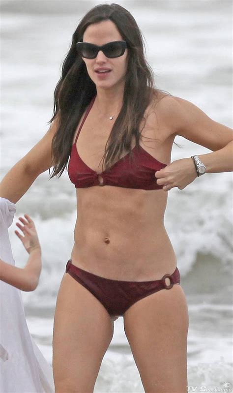 Jennifer garner has signed on to produce and star in family leave, a netflix family comedy inspired by new york times bestselling author amy krouse rosenthal's book bedtime for mommy. 49 Hottest Jennifer Garner Bikini Pictures Show Off ...