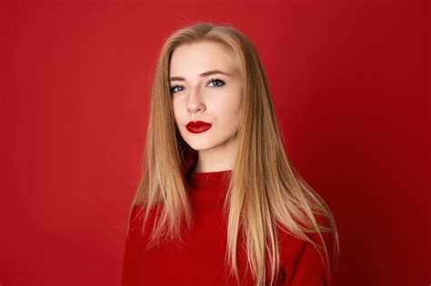 Premium Photo Closeup Portrait Of Seductive Blonde Woman Against A Red Background
