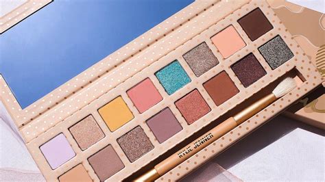 After cryptic hints on instagram and snapchat, kylie jenner finally revealed yesterday that she's expanding her kylie cosmetics line by releasing her first eyeshadow palette to go with your growing collection of lip kits. What's In Kylie Cosmetics Summer Vacation 2017 Collection ...
