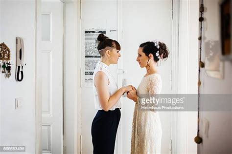 Two Gay Women Holding Hands Photos Et Images De Collection Getty Images