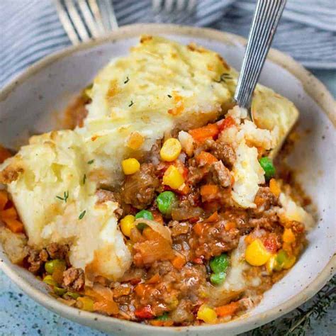 This shepherd's pie recipe is perfect for using up leftovers; Healthy Shepherd's Pie Recipe l Panning The Globe