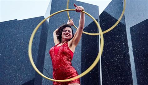 4 Reasons Hula Hooping Is An Amazing Workout