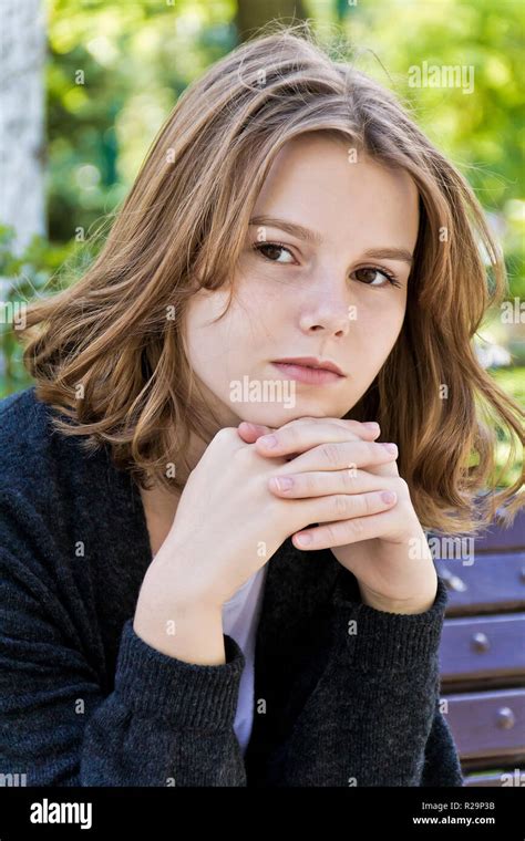 Denken Mädchen 14 Jahre Alt Sind Auf Der Bank Sitzen Stockfotografie Alamy