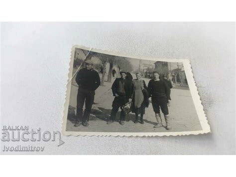 Снимка Жена и трима мъже на разходка Стари снимки Изделия от хартия balkanauction