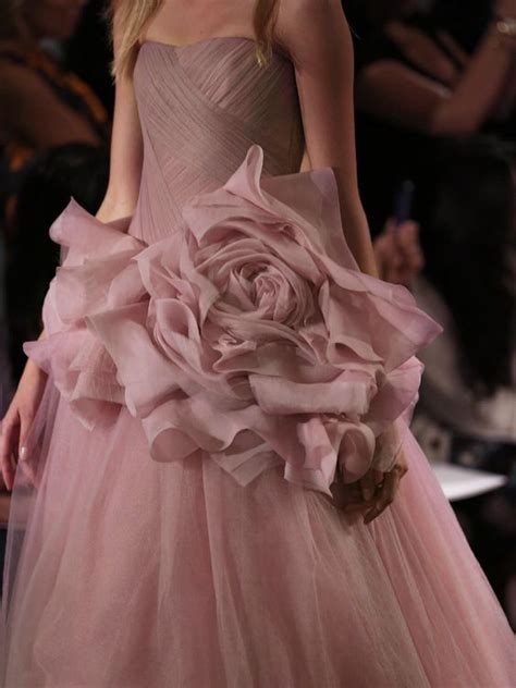 Entdecke die armani privé parfümkollektion, welche die natürliche schönheit einer einzigen edlen substanz zur geltung bringt. Pin von Daniela Gulda auf ash rose | pantone 2018 ...