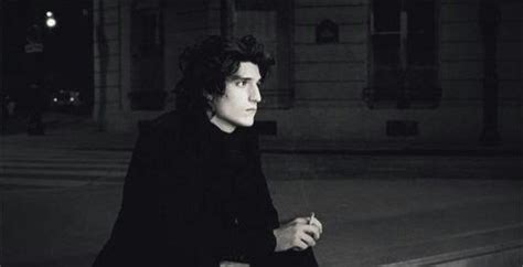 Junie, care are șaisprezece ani, schimbă liceul în mijlocul anului școlar. Louis Garrel - La Belle Personne