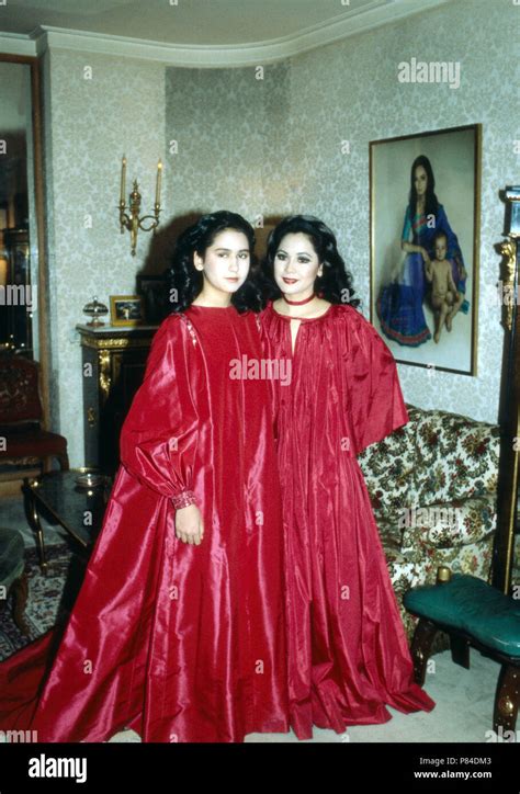 ratna sari dewi sukarno mit tochter kartika carina à paris frankreich 1980 er jahre ratna sari