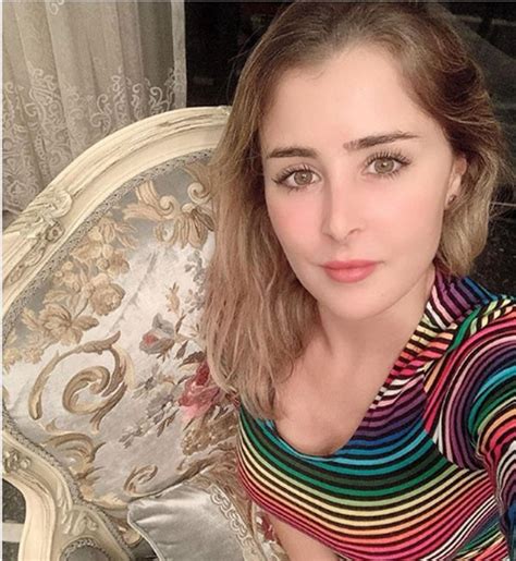 سهير بن عماره ساخنة جدا جسم نار مشهد ممنوع من العرض #قناة_المتعة_و_الاثارة. جولولي | «الفلوس» تحول عائشة بن أحمد لشقراء.. هل ناسبها؟