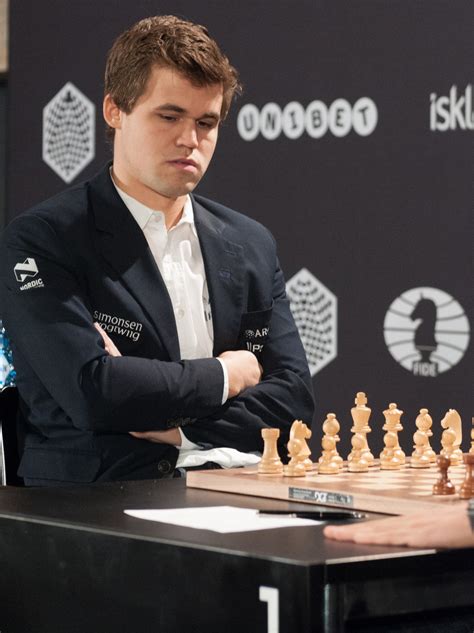 Carlsen still favourite as World Chess Championship crosses halfway