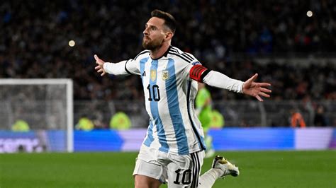 Mira Lionel Messi Anota Un Incre Ble Tiro Libre Para Argentina En El