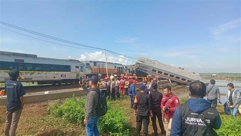 Seluruh Penumpang Kereta Api Tabrakan Di Bandung Selamat Korban Cedera Dibawa Ke Rs Terdekat
