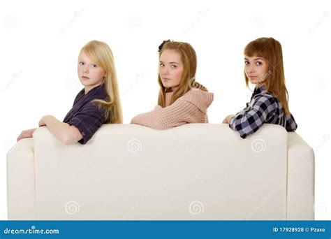 Trois Jeunes Filles Camarade De Classe Sur Le Divan Photo Stock Image Du Découpage Couleur