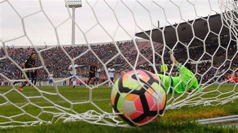 La chilena o chalaca es una acrobacia usada en el fútbol y sus deportes derivados —el fútbol sala y el fútbol playa— en la que el jugador, estando en el aire, contacta el balón. El futuro del fútbol chileno se puede definir hoy en medio ...