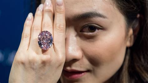 Стоимость проданного на Sothebys бриллианта Розовая звезда побила