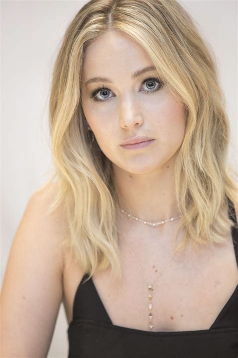 You might know jennifer from her role in winter's bone. Jennifer Lawrence - 'Mother!' Portrait Session - TIFF in Toronto 09/10/2017 • CelebMafia