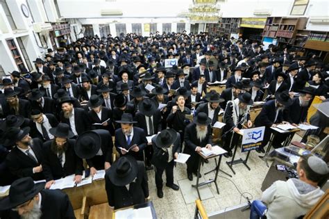 בנוסף קיימות בעיר קהילות ירושלמיות גדולות של קהל עדת ירושלים ופרושים. כל רגע - אחרי הטרגדיה הקשה: העיר ביתר מתגייסת לשמחה הגדולה
