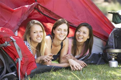 Trois Jeunes Femmes Des Vacances De Camping Ensemble Photo Stock