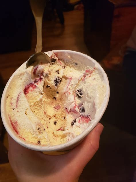 /ˌhɑːɡənˈdɑːz/) is an american ice cream brand, established by reuben and rose mattus in the bronx, new york, in 1960. HÄAGEN-DAZS - White Chocolate Raspberry Truffle reviews in ...