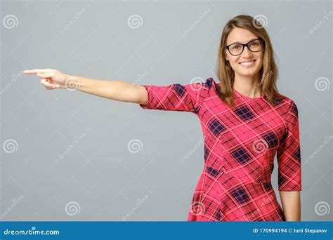 Mujer Bastante Alegre Haciendo Gestos Con Los Dedos Y La Mano Y Mostrándose Foto De Archivo