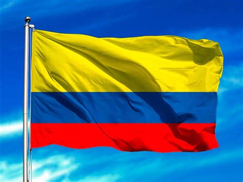 La bandera de colombia, en la actualidad, tiene un diseño en forma rectangular que está compuesto por tres bandas horizontales de colores. Bandera - Viajar por Colombia