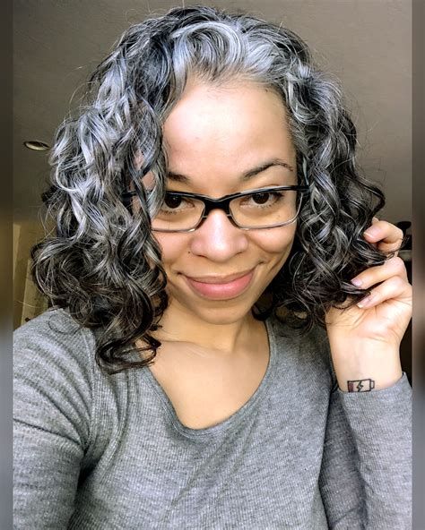 20 grey highlights curly hair fashionblog