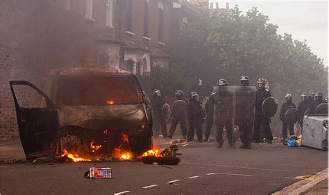 London Riots Chaos Spreads From Poor Areas To White Collar Suburbs Business Insider