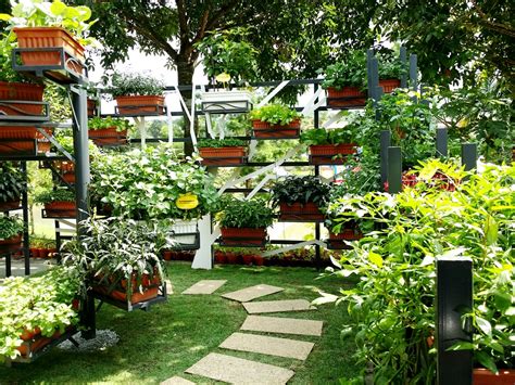 Kumpulan bunga ini boleh menghiasi rumput, yang akan memberi landskap yang luar biasa. MPV LANDSKAP DAN NURSERI: TIP BINA EDIBLE GARDEN