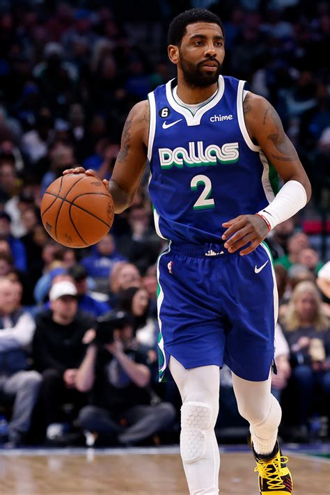 Kyrie Irving ne parlera pas de l'avenir des Mavericks - Crumpe