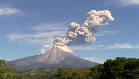 El Volcán De Colima Se Ha Despertado En México