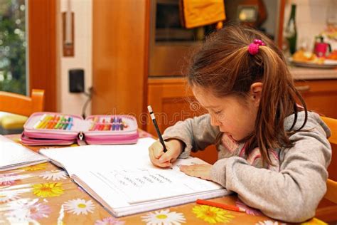 La Belle Petite Fille écrit Avec Le Crayon Sur Lexercice Décole De