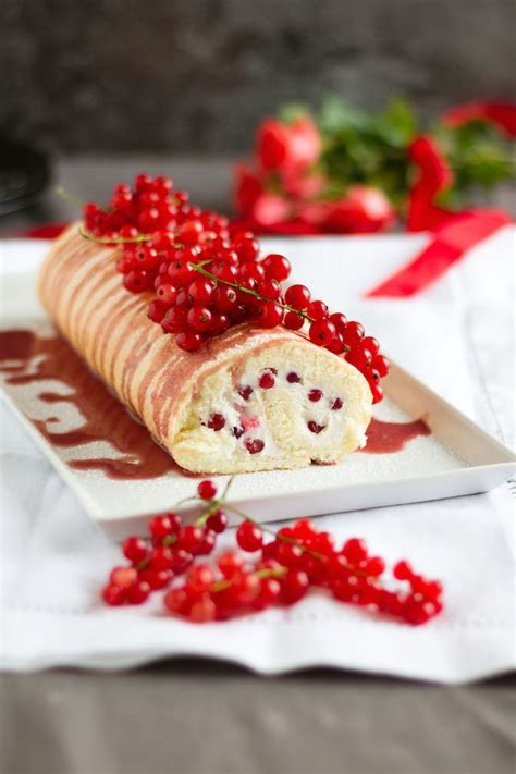 Die johannisbeeren waschen und vom stiel streifen. Biskuitrolle mit Johannisbeeren & Cassis Glasur | Rezept ...