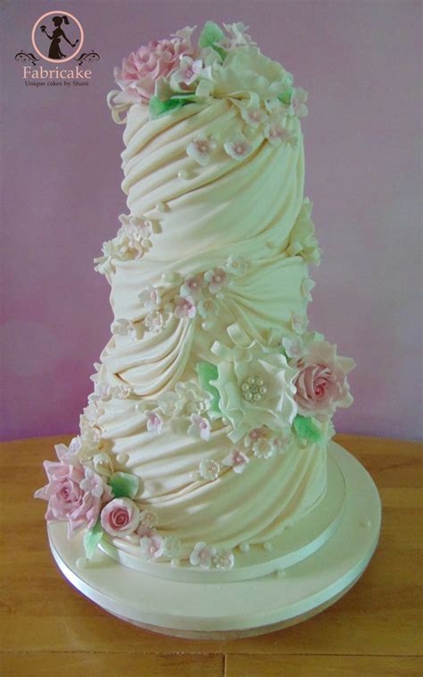 Raspaw Wedding Cake With Flowers And Pearls