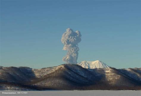 Zhupanovsky Volcano In Russias Kamchatka Peninsula Spews Ash 8 Km High