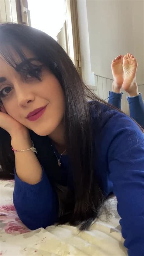 Belleza De Pelo Oscuro Desnuda Sus Pies Sexy Desnudos Mientras Posa En La Cama Feet