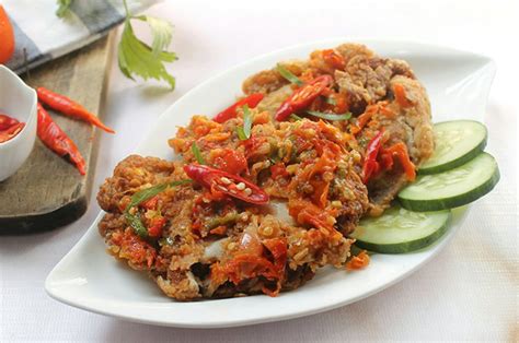 Haluskan bahan bumbu halus dengan cobek atau blender. Resep Ayam Geprek Sedap: 100% Yakin Bikin Ketagihan